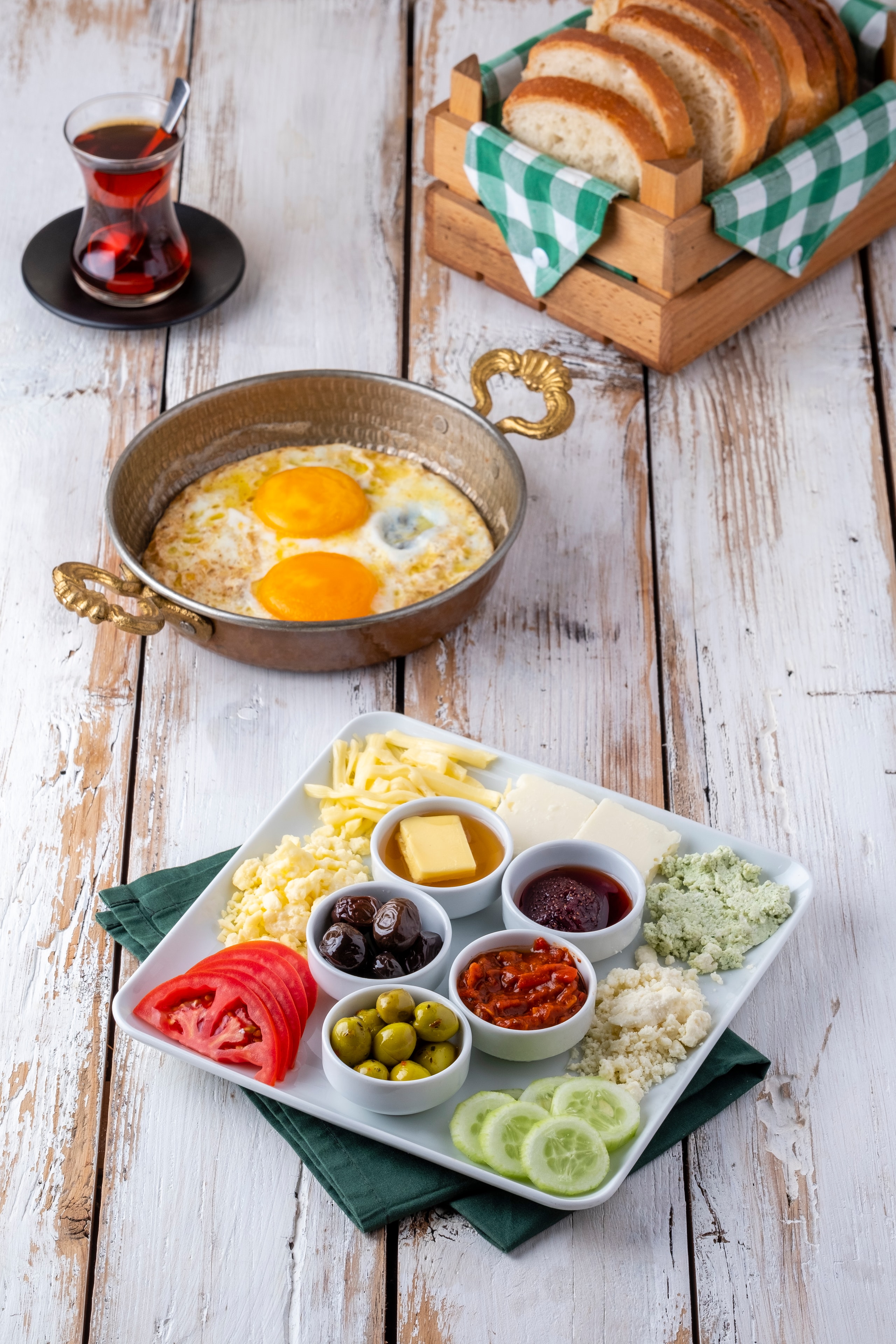 Tereyağlı yumurta ve serpme tabak